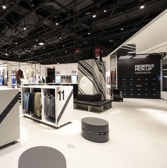 Nike, In-store delivery and returns, lockers for pickup and return Nike, In-store delivery and returns, lockers for pickup and return